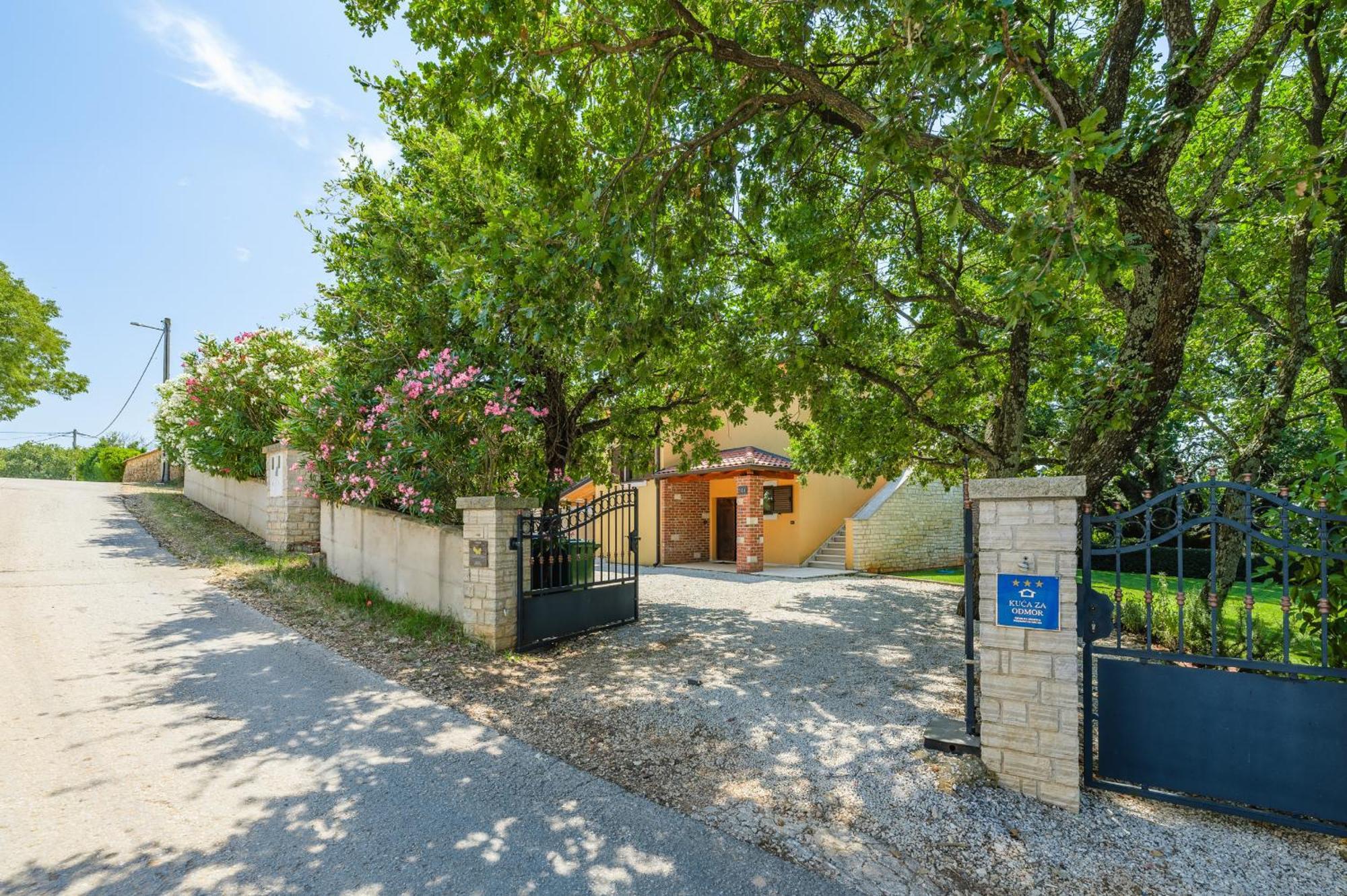 Villa Hrast Bacva Višnjan Екстериор снимка